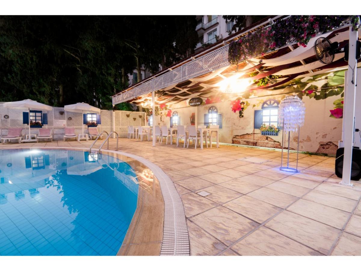 Sammy's Hotel Kerýnia Eksteriør bilde