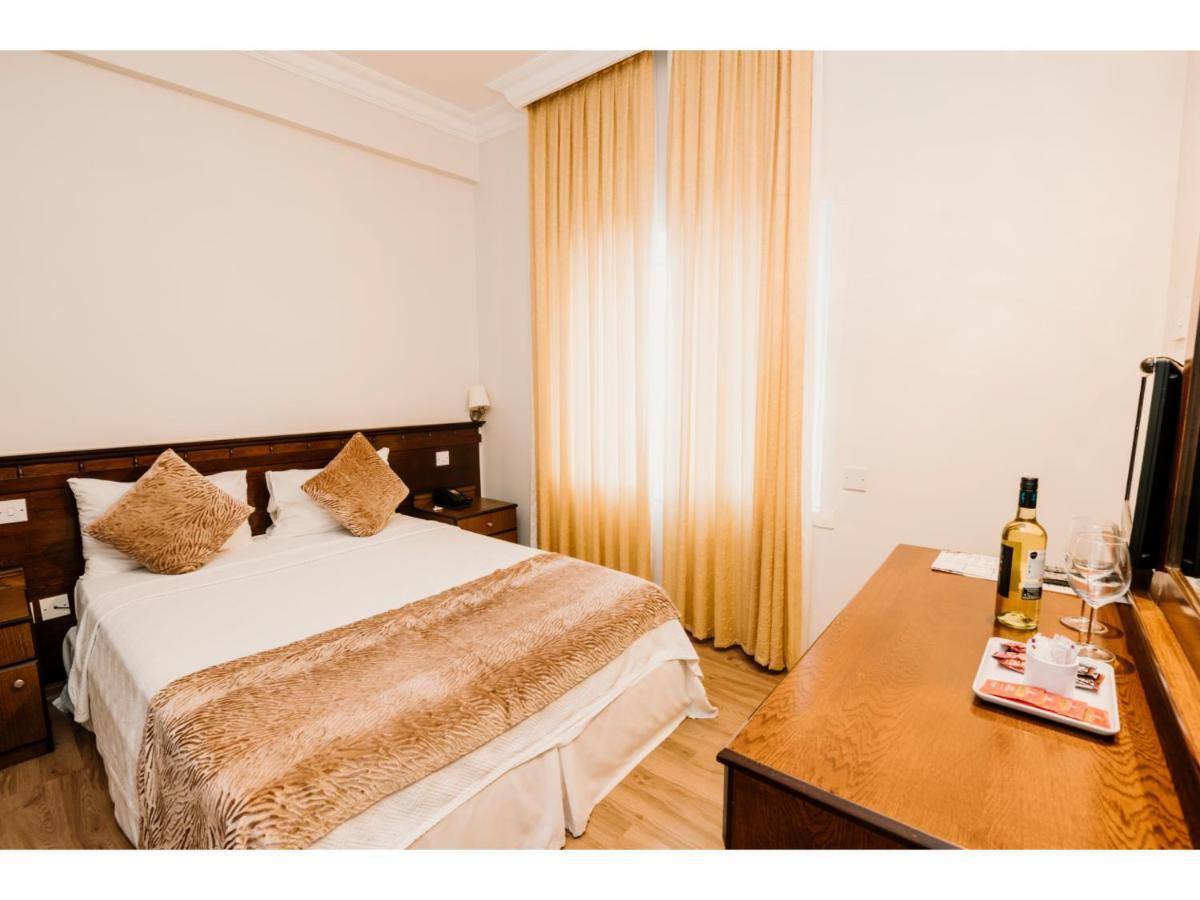 Sammy's Hotel Kerýnia Eksteriør bilde